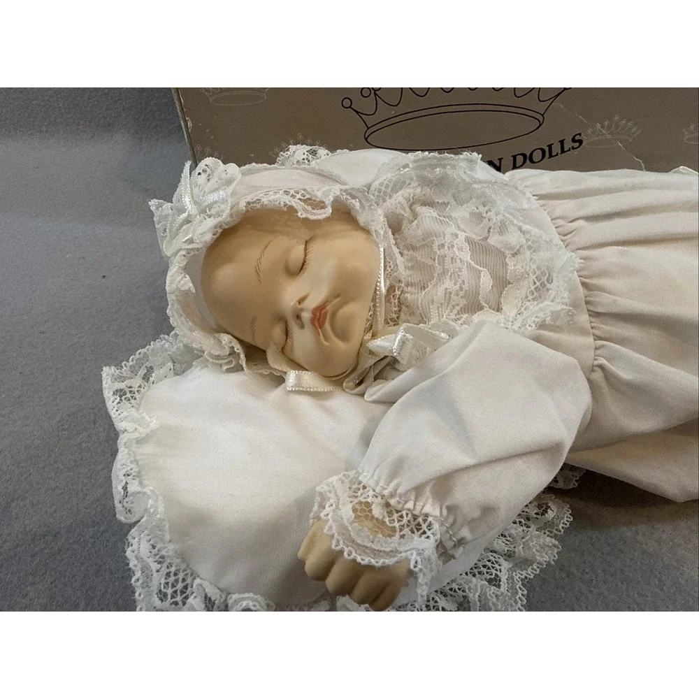 CROWNE, Fine Porcelain Sleeping Musical Moving baby on heart pillow VINTAGE
